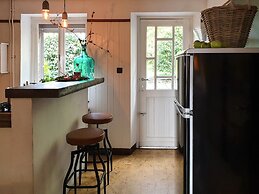 Charming Garden Holiday Home for 6