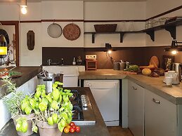 Charming Garden Holiday Home for 6
