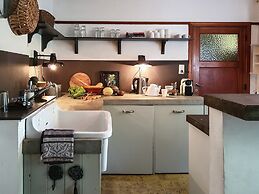 Charming Garden Holiday Home for 6