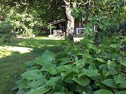 Charming Garden Holiday Home for 6