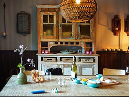 Charming Garden Holiday Home for 6