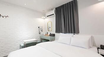 Artichoke hotel