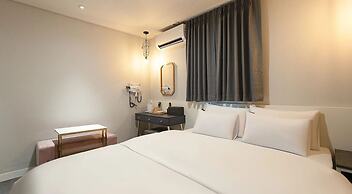 Artichoke hotel