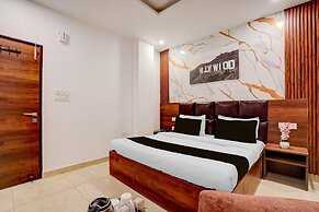 Deluxe Hotel Kc Royal