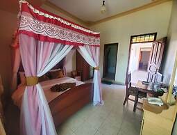Uhuru 50 hotel kasese