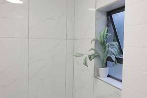 Luxurious, Spacious 2-br