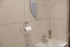 Luxurious, Spacious 2-br