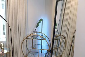 Stylish 1 BR Getaway, Fast Wi-fi, Beach Access