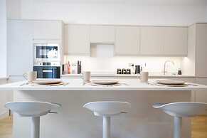 Modern 4-bed Apartment Leeds Business District
