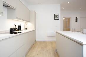 Modern 4-bed Apartment Leeds Business District