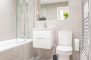 Modern 4-bed Apartment Leeds Business District