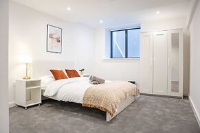 Modern 4-bed Apartment Leeds Business District