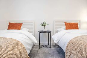 Modern 4-bed Apartment Leeds Business District