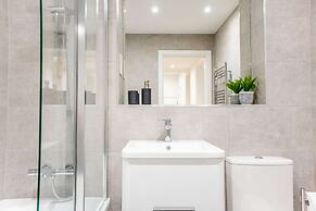 Modern 4-bed Apartment Leeds Business District
