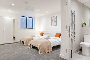 Modern 4-bed Apartment Leeds Business District