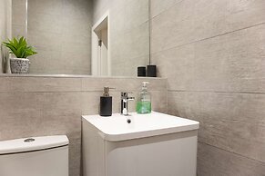 Modern 4-bed Apartment Leeds Business District