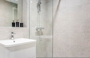 Modern 4-bed Apartment Leeds Business District