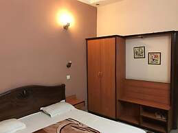 Hotel D R International