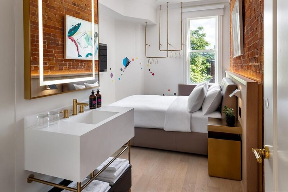 Gladstone Hotel & Suites