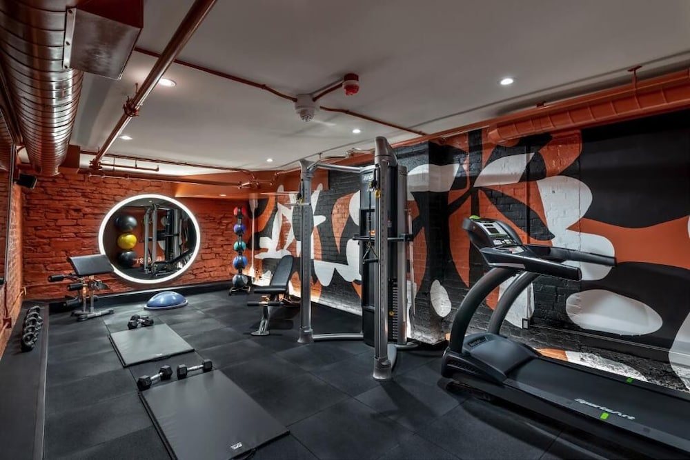 Gladstone Hotel & Suites