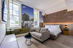 Gladstone Hotel & Suites