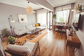 Cozy & Bright Urban Home in Center
