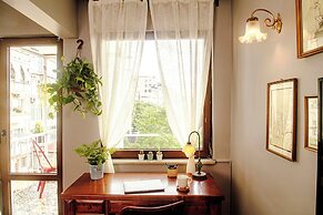 Cozy & Bright Urban Home in Center