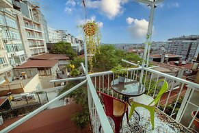 Cozy & Bright Urban Home in Center