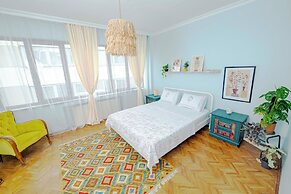 Cozy & Bright Urban Home in Center