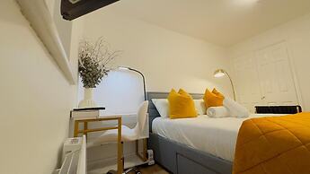 Elizabeth Line - Parking - Wifi - Sleeps 4