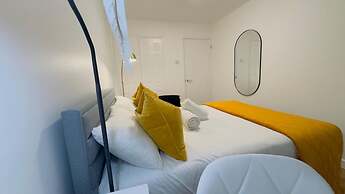 Elizabeth Line - Parking - Wifi - Sleeps 4