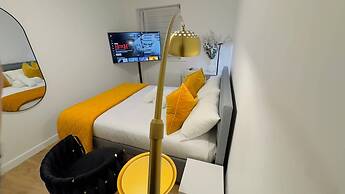 Elizabeth Line - Parking - Wifi - Sleeps 4