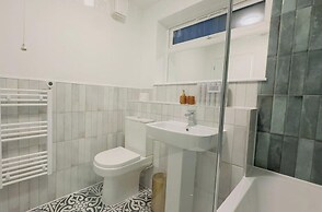 Elizabeth Line - Parking - Wifi - Sleeps 4
