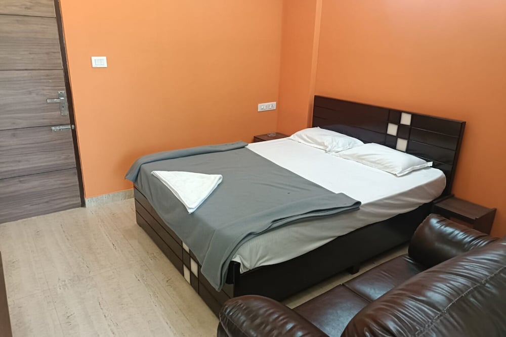NEW SURYA DELUXE BOARDING AND LODGING