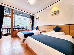 Fenghuang Meomory Riverview Inn