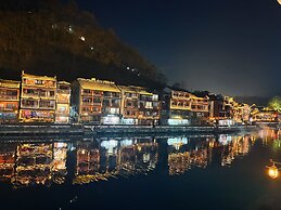 Fenghuang Meomory Riverview Inn
