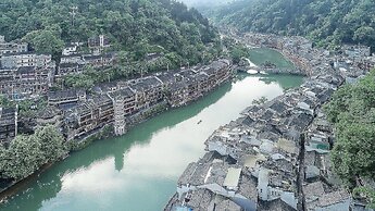 Fenghuang Meomory Riverview Inn