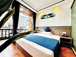 Fenghuang Meomory Riverview Inn