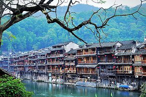 Fenghuang Meomory Riverview Inn
