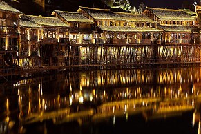 Fenghuang Meomory Riverview Inn