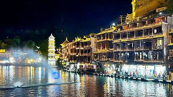 Fenghuang Meomory Riverview Inn