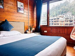 Fenghuang Meomory Riverview Inn