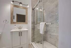 Casa Hotels: Chic Industrial 2nd Floor Suite