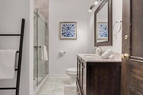 Casa Hotels: Chic Industrial 2nd Floor Suite