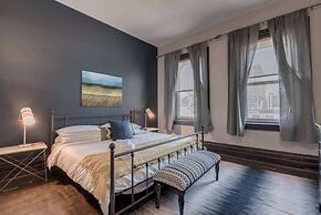 Casa Hotels: Chic Industrial 2nd Floor Suite