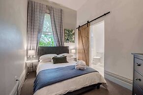 Casa Hotels: Chic Industrial 2nd Floor Suite
