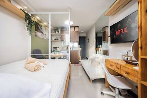Cozy Wood-cabin Studio With Balcony & Warm Lighting