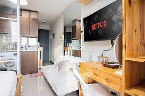 Cozy Wood-cabin Studio With Balcony & Warm Lighting