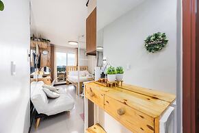 Cozy Wood-cabin Studio With Balcony & Warm Lighting
