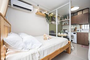 Cozy Wood-cabin Studio With Balcony & Warm Lighting
